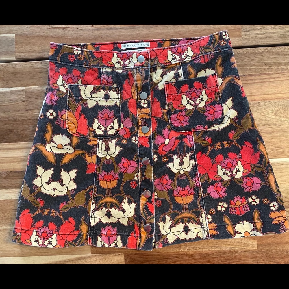 Urban Outfitters Retro floral mini skirt SM